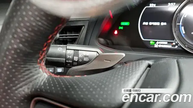 Lexus UX250h 2023 — ფოტო 25/30