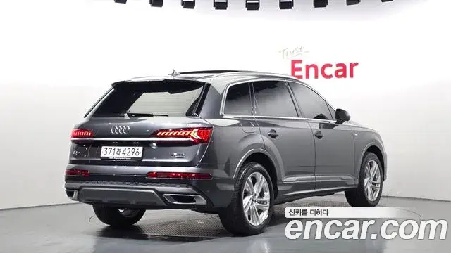 Audi Q7 2022 — Photo 2/20