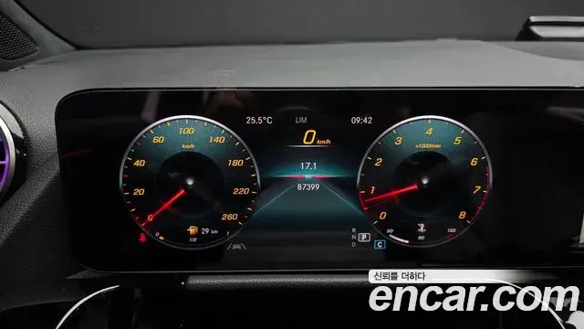 Mercedes-Benz GLA-Class 2021 — Photo 10/30
