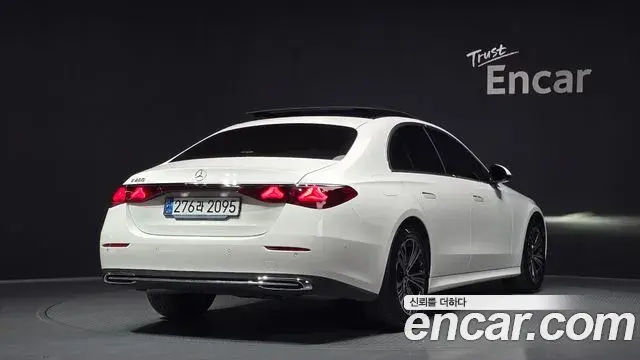 Mercedes-Benz E-Class 2025 — Photo 16/32