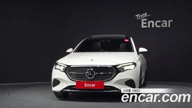 Mercedes-Benz E-Class 2025 — Photo 2/32