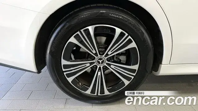 Mercedes-Benz E-Class 2025 — Photo 15/32