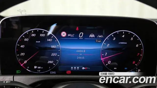 Mercedes-Benz E-Class 2025 — Photo 8/32