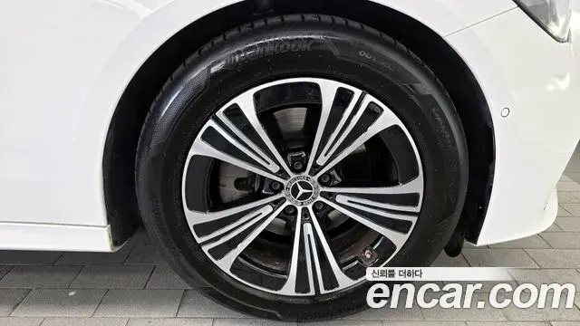 Mercedes-Benz E-Class 2025 — Photo 28/32