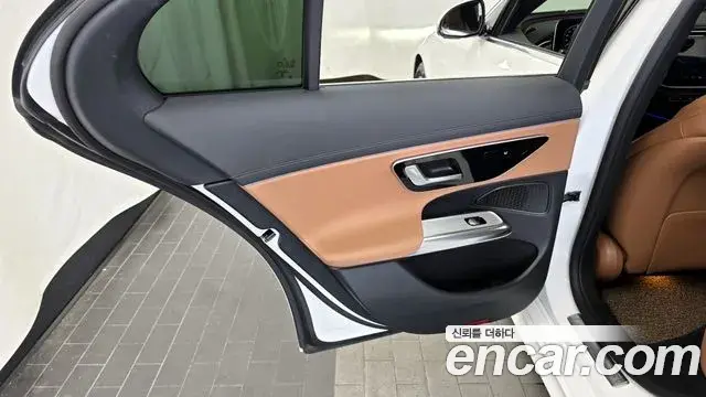 Mercedes-Benz E-Class 2025 — Photo 4/32