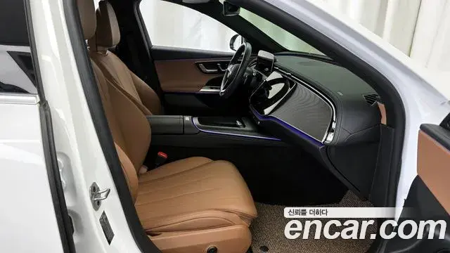 Mercedes-Benz E-Class 2025 — Photo 18/32