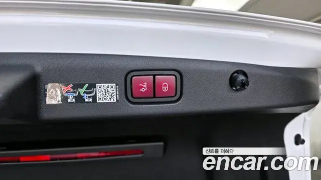 Mercedes-Benz E-Class 2025 — Photo 7/32