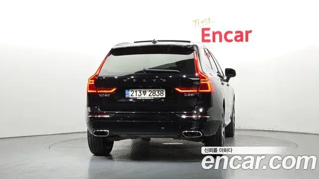 Volvo XC60 2018 — Şəkil 27/34