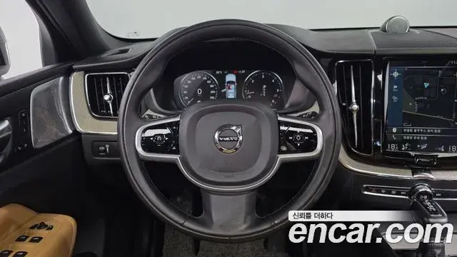 Volvo XC60 2018 — Şəkil 19/34