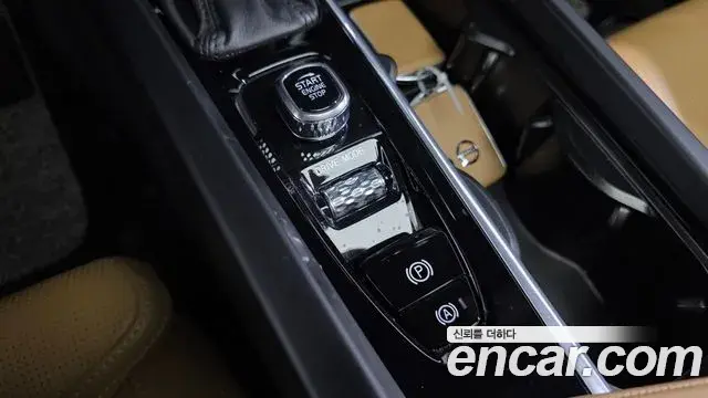 Volvo XC60 2018 — Şəkil 22/34
