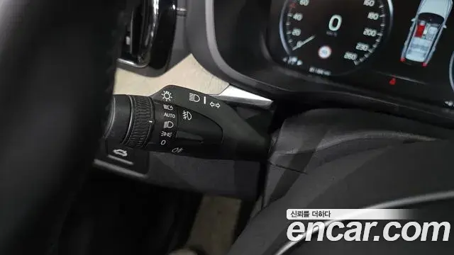 Volvo XC60 2018 — Şəkil 25/34