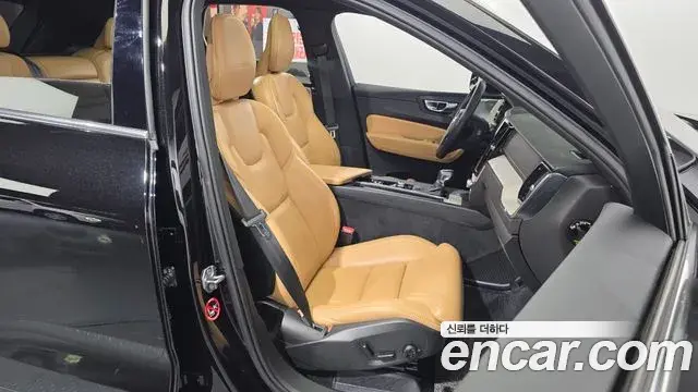 Volvo XC60 2018 — Şəkil 32/34