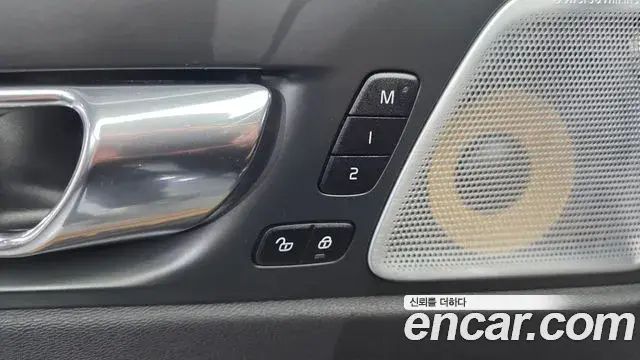 Volvo XC60 2018 — Şəkil 26/34