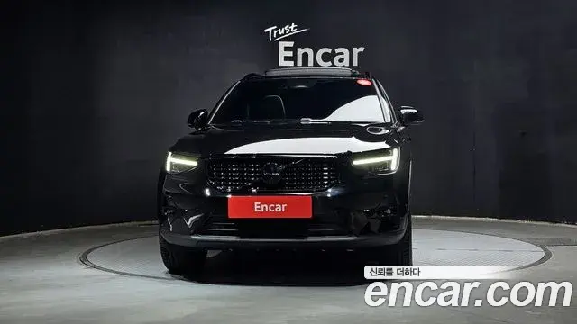 Volvo XC40 2025 — Photo 8/30