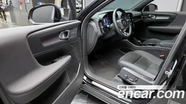 Volvo XC40 2025 — Photo 15/30