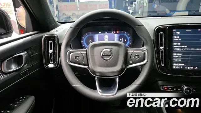 Volvo XC40 2025 — Photo 28/30