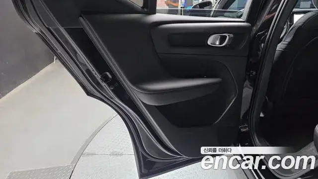 Volvo XC40 2025 — Photo 18/30