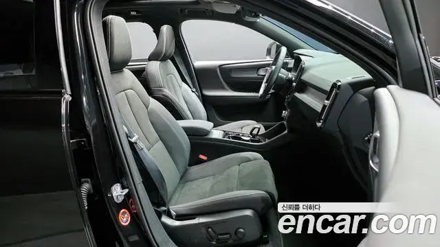 Volvo XC40 2025 — Photo 26/30