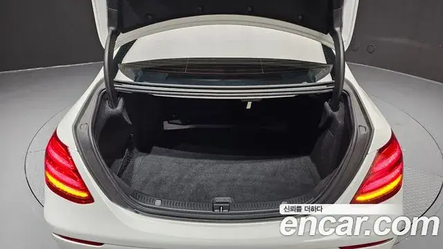 Mercedes-Benz E-Class 2018 — Фото 18/20
