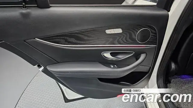 Mercedes-Benz E-Class 2018 — Şəkil 21/30