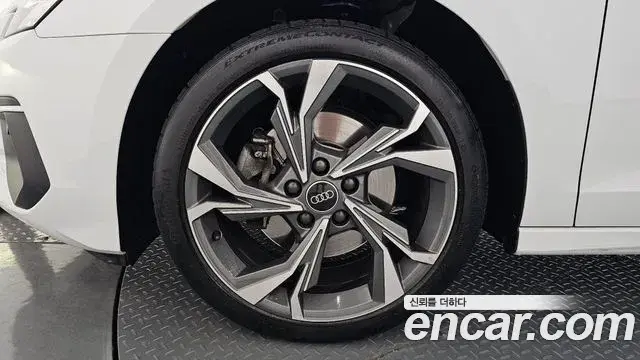 Audi A3 2023 — ფოტო 28/31