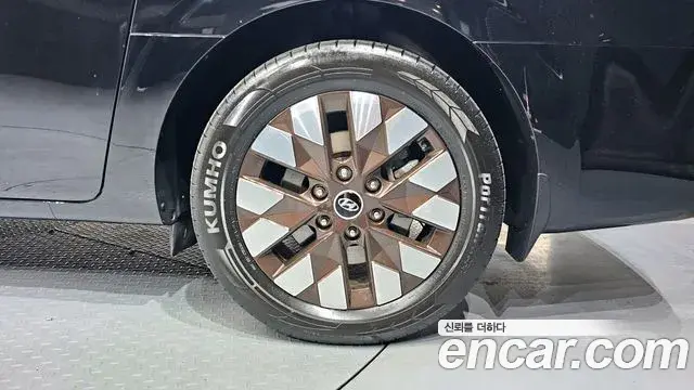 Hyundai Staria 2021 — ფოტო 14/35