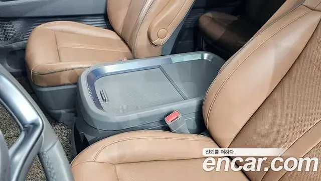 Hyundai Staria 2021 — ფოტო 32/35