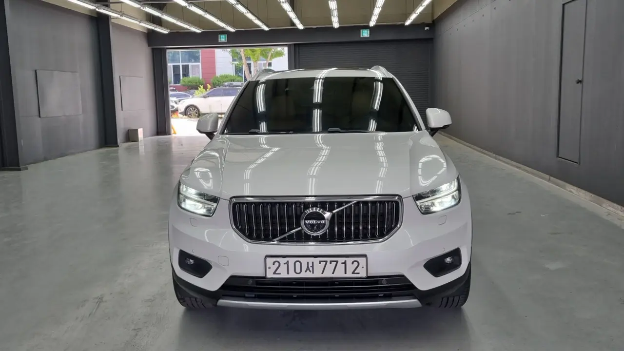 Volvo XC40 2021 — Фото 2/20