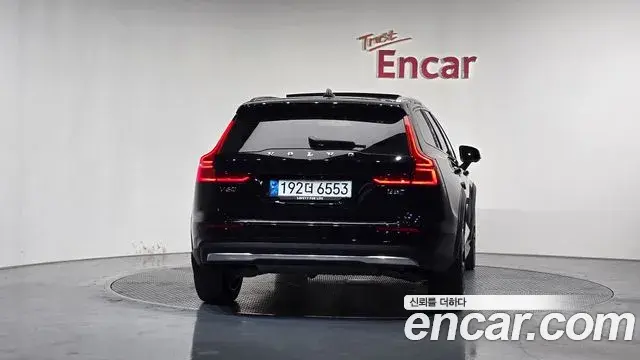 Volvo V60 Cross Country 2023 — Photo 20/34