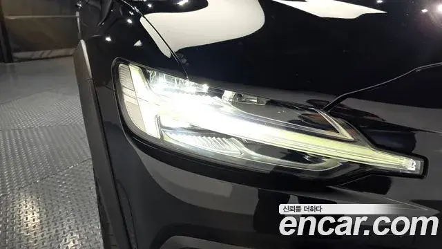 Volvo V60 Cross Country 2023 — Photo 4/34