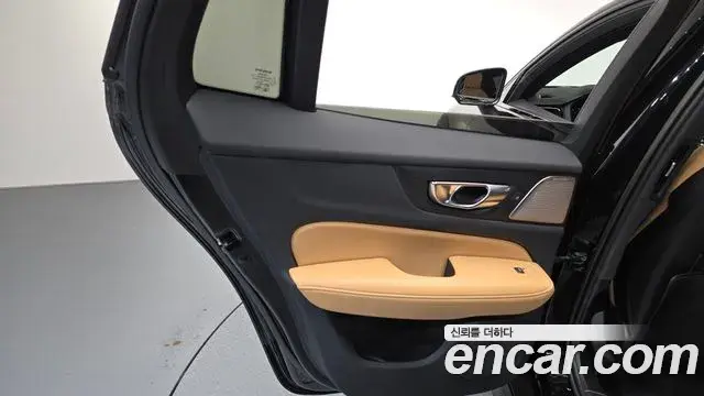 Volvo V60 Cross Country 2023 — Photo 2/34