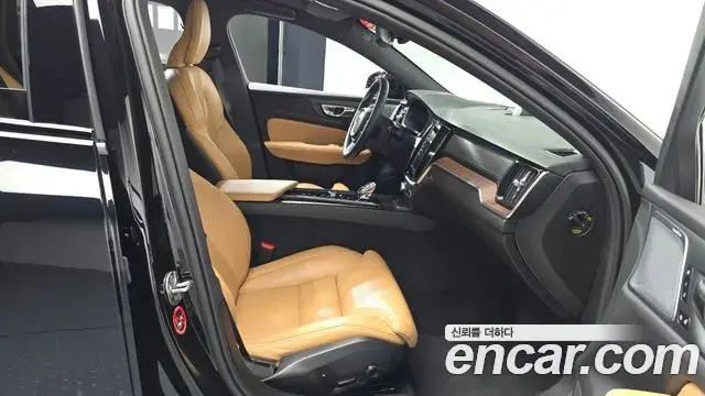 Volvo V60 Cross Country 2023 — Photo 28/34