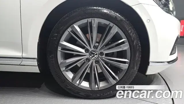 Volkswagen Passat GT 2021 — Photo 25/33