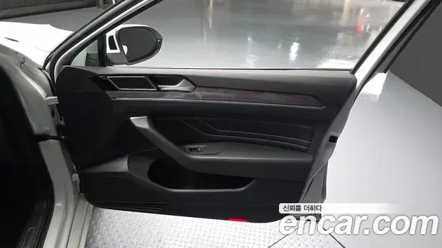 Volkswagen Passat GT 2021 — Photo 9/33
