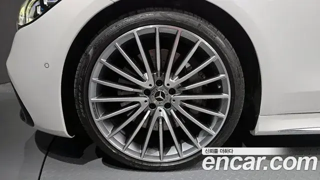 Mercedes-Benz S-Class 2024 — Photo 11/33
