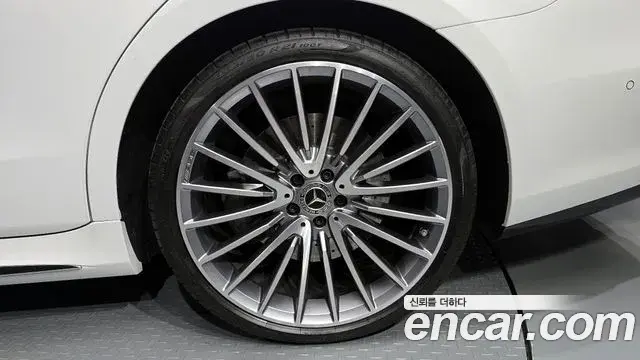 Mercedes-Benz S-Class 2024 — Photo 22/33