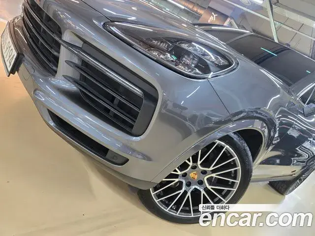 Porsche Cayenne 2020 — ფოტო 2/20