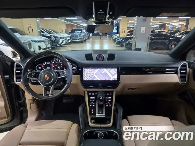 Porsche Cayenne 2020 — ფოტო 17/20
