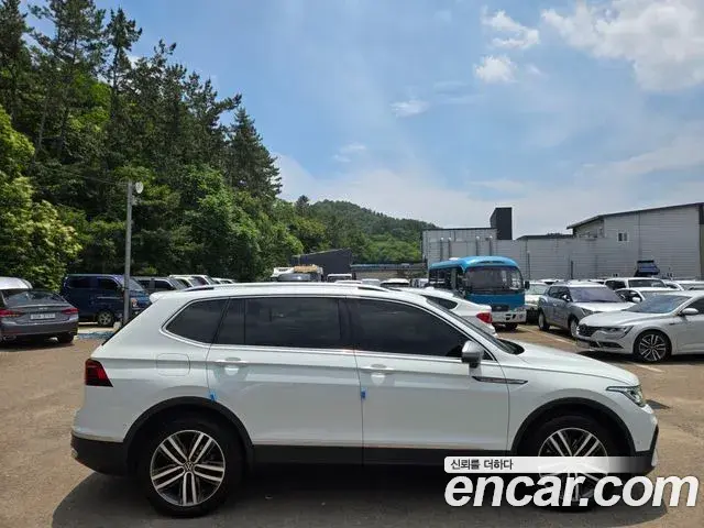 Volkswagen Tiguan Allspace 2023 — Photo 19/20