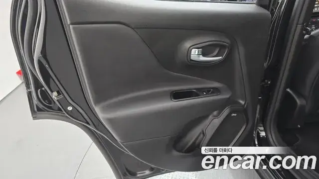 Jeep Renegade 2022 — Photo 25/33