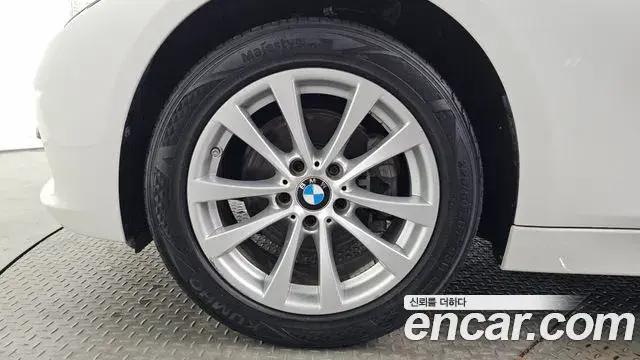 BMW 3 Series 2018 — Photo 26/32