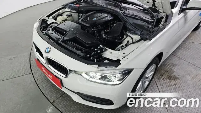 BMW 3 Series 2018 — Photo 16/32