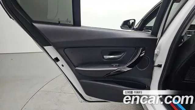 BMW 3 Series 2018 — Photo 9/32