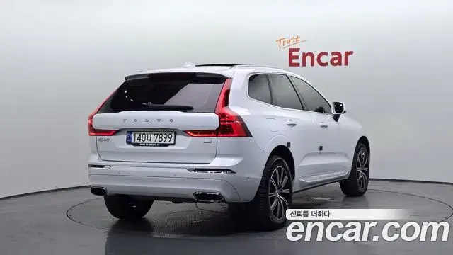 Volvo XC60 2021 — ფოტო 35/38