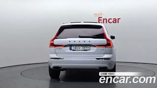 Volvo XC60 2021 — ფოტო 23/38