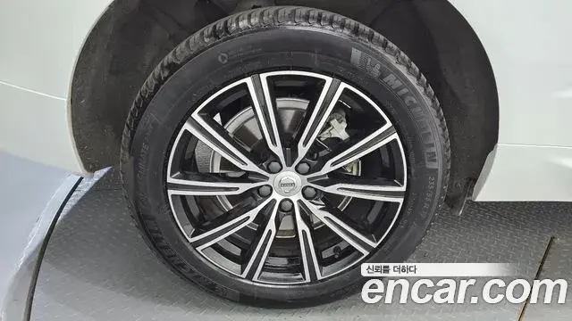 Volvo XC60 2021 — ფოტო 13/38