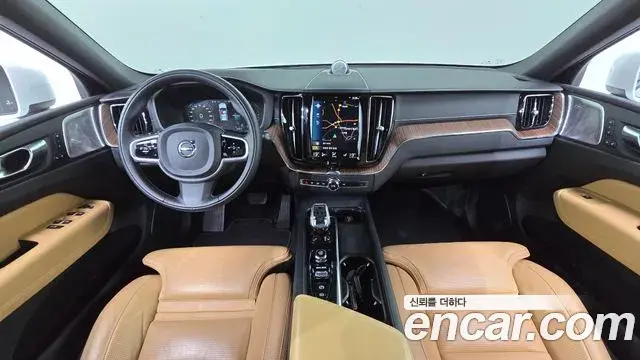 Volvo XC60 2021 — ფოტო 20/38