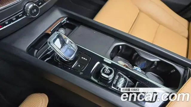 Volvo XC60 2021 — ფოტო 30/38