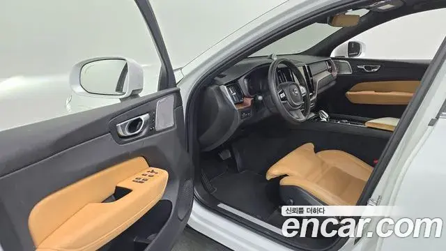 Volvo XC60 2021 — ფოტო 24/38