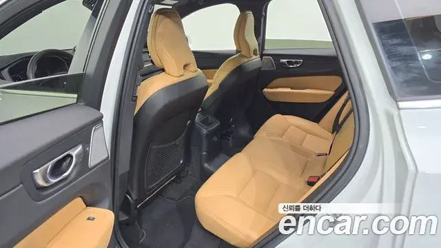 Volvo XC60 2021 — ფოტო 10/38
